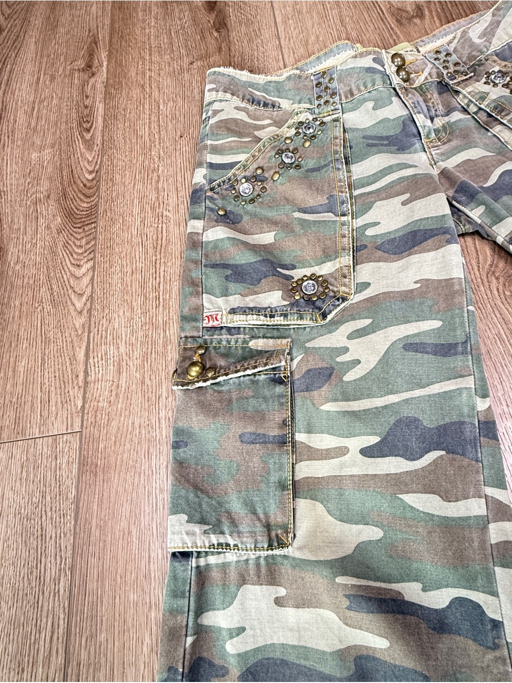 Miss Me Embellished Camo Cargo Capri Pants Rhinestone Studded Size Medium - Picture 6 of 11